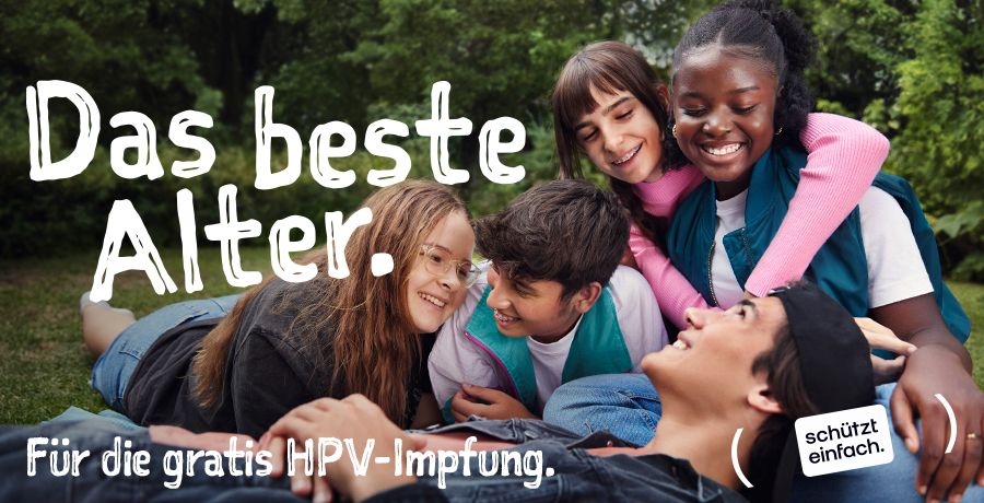 Eine Gruppe von Jugendlichen in einer Wiese. Text: Das beste Alter. Für die gratis HPV-Impfung. 