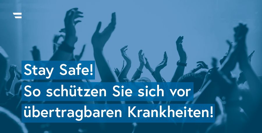 Symbolbild: Menschenmenge bei einem Konzert, darüber der Text "Stay Safe! So schützen Sie sich vor übertragbaren Krankheiten!""