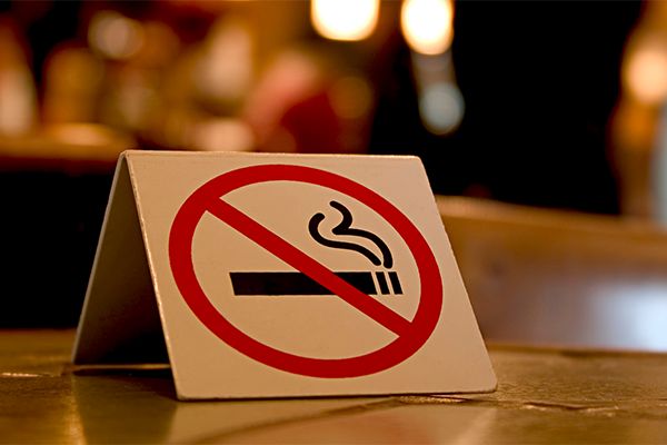 Rauchverbotsschild auf einem Tisch in einem Gasthaus