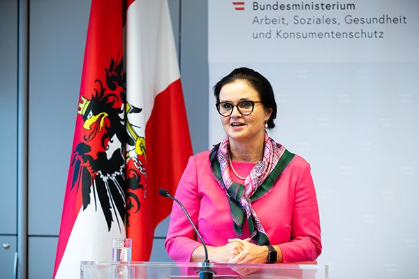 Bundesministerin Brigitte Zarfl am Rednerpult