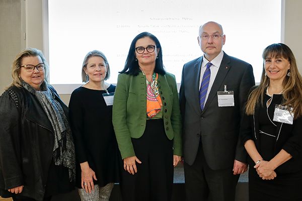 Gruppenfoto von der Veranstaltung mit Bundesministerin Brigitte Zarfl