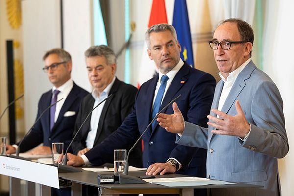 Sozialminister Johannes Rauch mit Bundeskanzler Karl Nehammer, Vizekanzler Werner Kogler und Finanzminister Magnus Brunner