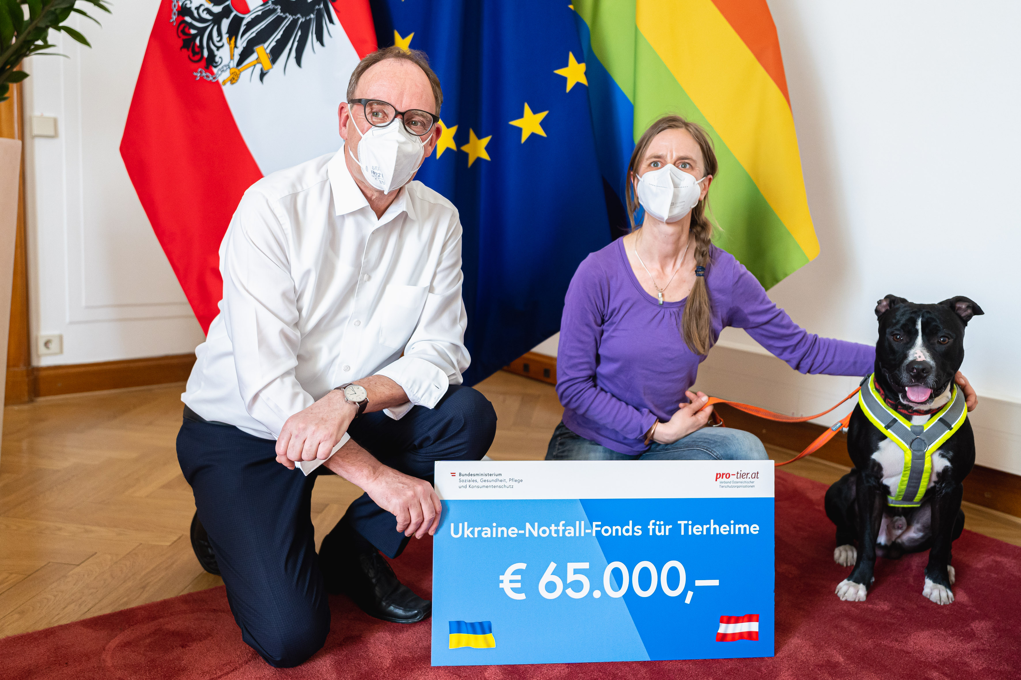 Johannes Rauch übergibt einen Spendenscheck an  Ursula Aigner vom Verband österreichischer Tierschutzorganisationen
