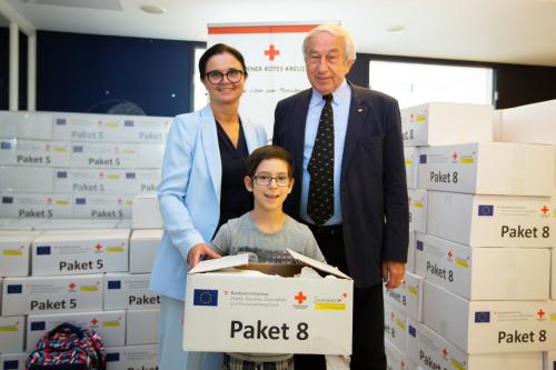  	BM Zarfl beim Besuch einer Schulstartpaket-Verteilstelle des Österreichischen Roten Kreuzes in Wien