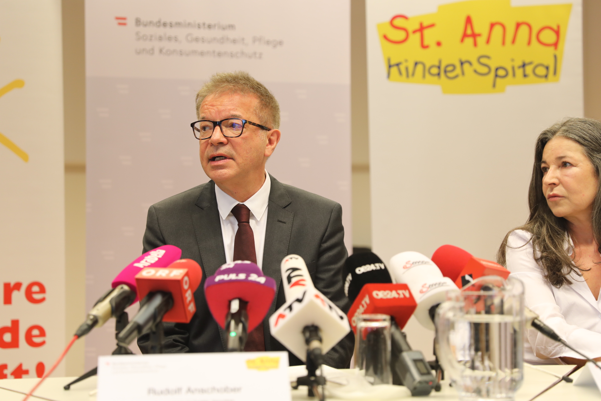 Bundesminister Rudolf Anschober auf der Pressekonferenz "Kampf dem Krebs, den betroffenen Menschen Mut machen".